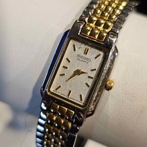 Vintage ladies Seiko Two-Tone quartz watch with stretch band